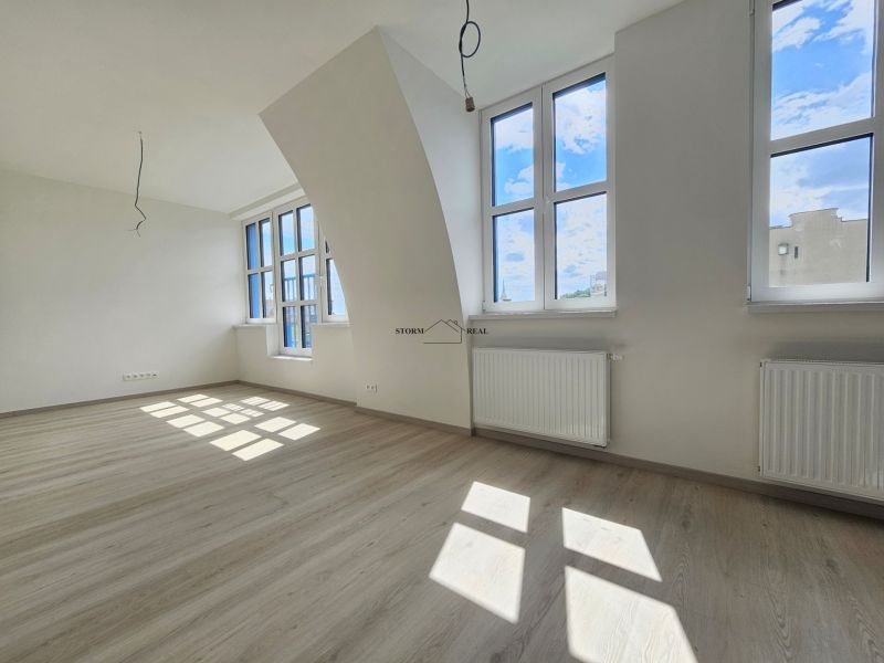 VÝNIMOČNÝ SLNEČNÝ APARTMÁN v centre mesta, UNO Poštová - Svetlý 1-izbový byt s oknami a podlahou s dreveným dekorom.