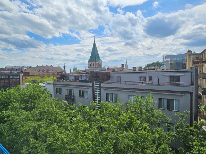 VÝNIMOČNÝ SLNEČNÝ APARTMÁN v centre mesta, UNO Poštová - Pohľad na historickú architektúru a zeleň z Poštovej ulice v Bratislave - Starom Meste.