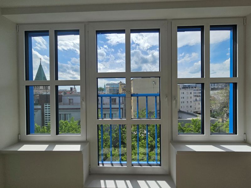 VÝNIMOČNÝ SLNEČNÝ APARTMÁN v centre mesta, UNO Poštová - Pohľad z 1-izbového bytu na panorámu Bratislavy cez veľké okná.