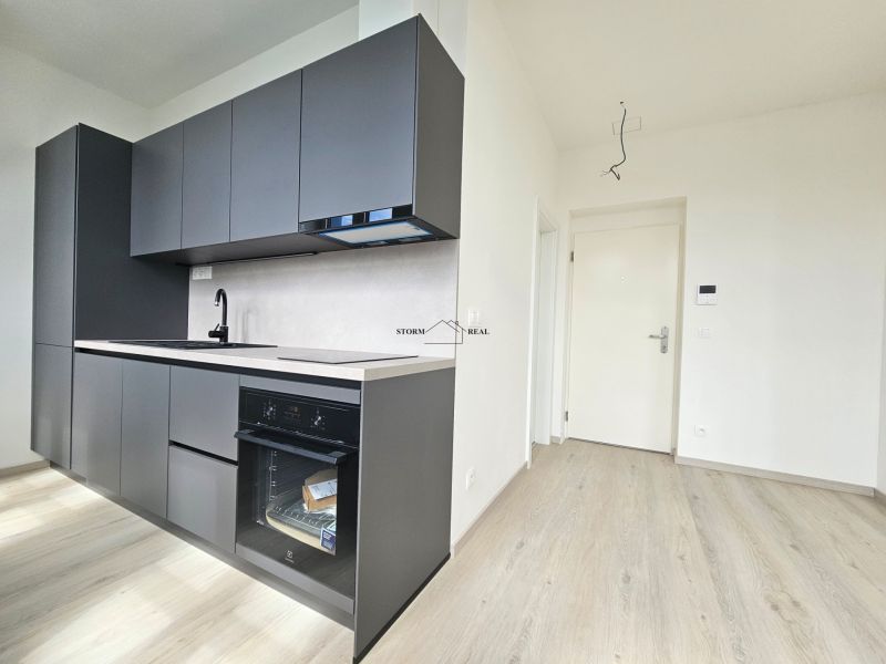 VÝNIMOČNÝ SLNEČNÝ APARTMÁN v centre mesta, UNO Poštová - Kuchynská linka so zabudovanou rúrou a podlaha s dreveným dekorom v 1-izbovom byte.