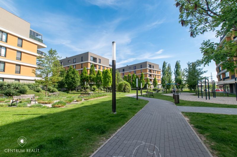 Moderný 2-izbový apartmán s parkovaním, Vila Leonardo, Bajkalská - Budovy obklopené zeleňou a chodníkom na Bajkalskej v Bratislave, vhodné pre 2-izbový byt.