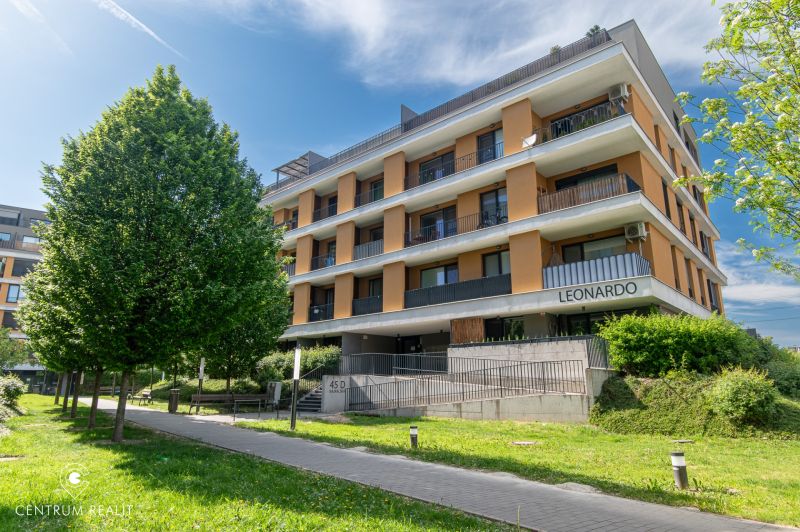 Moderný 2-izbový apartmán s parkovaním, Vila Leonardo, Bajkalská - Bytový dom na Bajkalskej ulici v Bratislave s terasami a zelenými plochami.