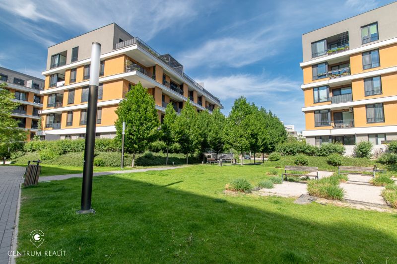 Moderný 2-izbový apartmán s parkovaním, Vila Leonardo, Bajkalská - Bytový komplex na Bajkalskej ulici v Bratislave, so zeleňou a lavičkami na dvore.