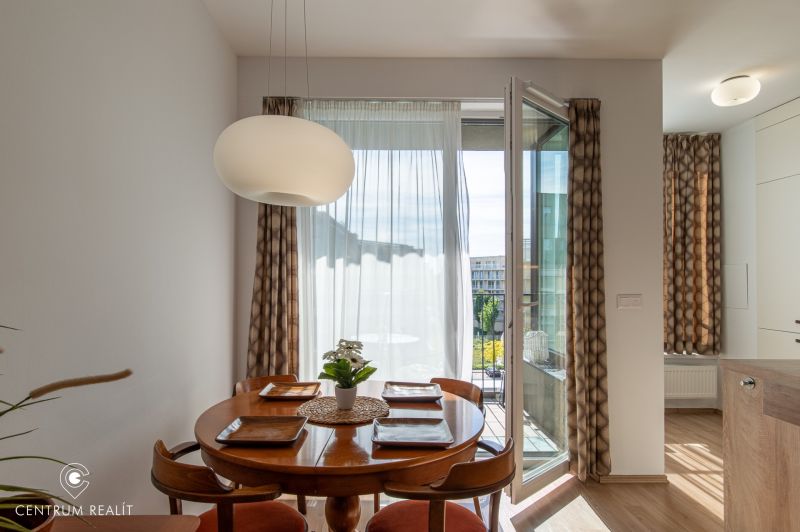 Moderný 2-izbový apartmán s parkovaním, Vila Leonardo, Bajkalská - Jedálenský kút s okrúhlym stolom a stoličkami v 2-izbovom byte.