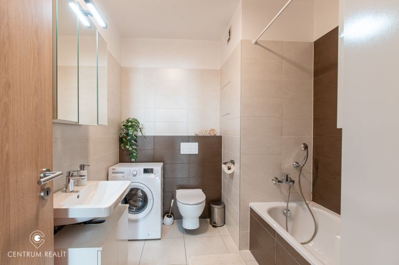 Moderný 2-izbový apartmán s parkovaním, Vila Leonardo, Bajkalská - Kúpeľňa s vaňou, práčkou a umývadlom v 2-izbovom byte.