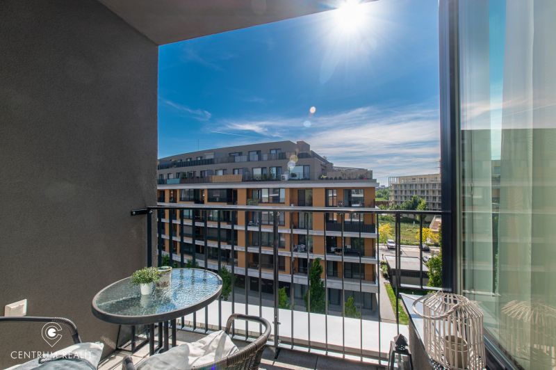 Moderný 2-izbový apartmán s parkovaním, Vila Leonardo, Bajkalská - Balkón s výhľadom na modernú architektúru v Bratislave na Bajkalskej ulici.