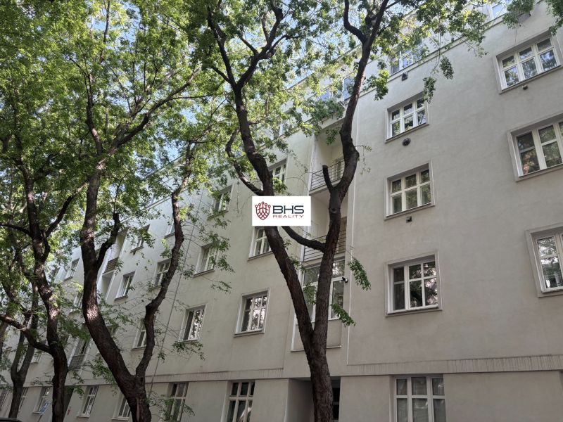 Prenájom: 2i-byt v centre mesta v tichej ul. na Dobrovského s balkónom - Biely bytový dom na Dobrovského ulici v Bratislave Starom meste, obklopený zeleňou.