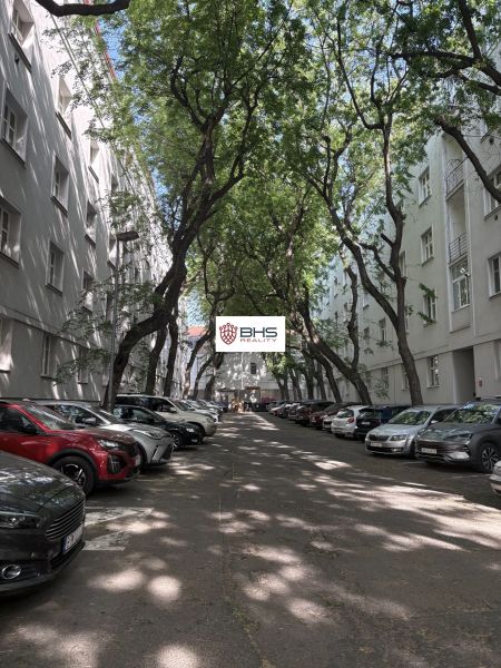 Prenájom: 2i-byt v centre mesta v tichej ul. na Dobrovského s balkónom - Parkovanie medzi stromami na ulici Dobrovského v Bratislave Starom Meste, obklopené 2-izbovými bytmi.
