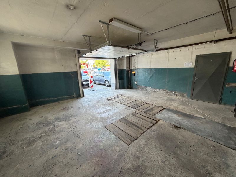 Ponúkame na prenájom 2 garáž / priestor v blízkosti centra Prievidze - V garáži s otvorenými dverami, betónová podlaha. Bez auta.