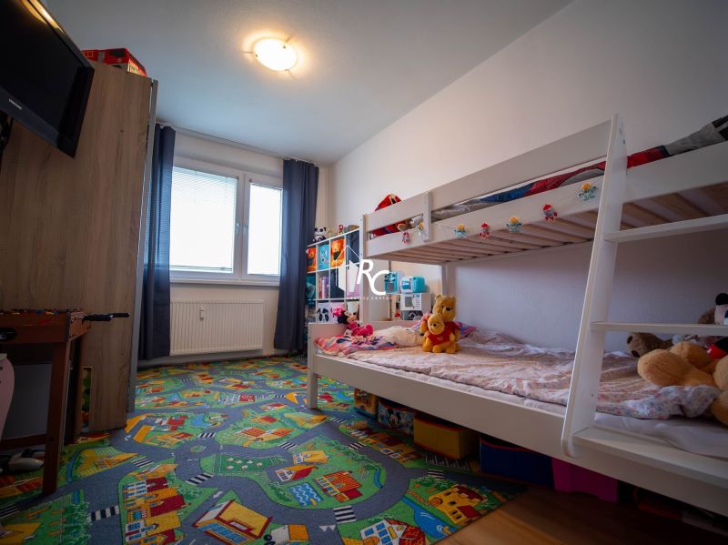 REZERVOVANÉ Turany 3 izbový byt na predaj - Čiastočne prerobený/skvelá - Detská izba v 3-izbovom byte s kobercovým motívom a poschodovou posteľou.
