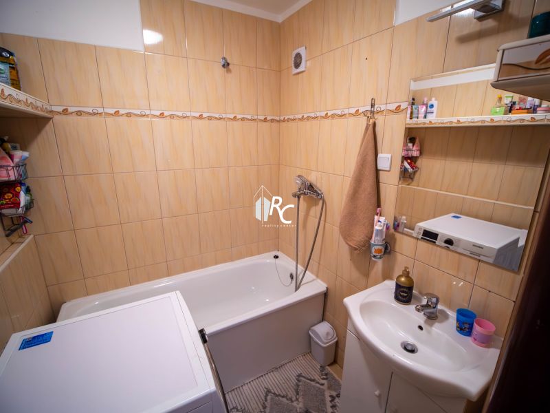 REZERVOVANÉ Turany 3 izbový byt na predaj - Čiastočne prerobený/skvelá - Kúpeľňa s vaňou a práčkou v 3-izbovom byte, béžové obklady na stenách.