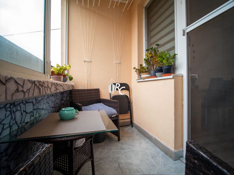 REZERVOVANÉ Turany 3 izbový byt na predaj - Čiastočne prerobený/skvelá - Balkón 3-izbového bytu s ratanovým nábytkom a kvetináčmi na parapete.
