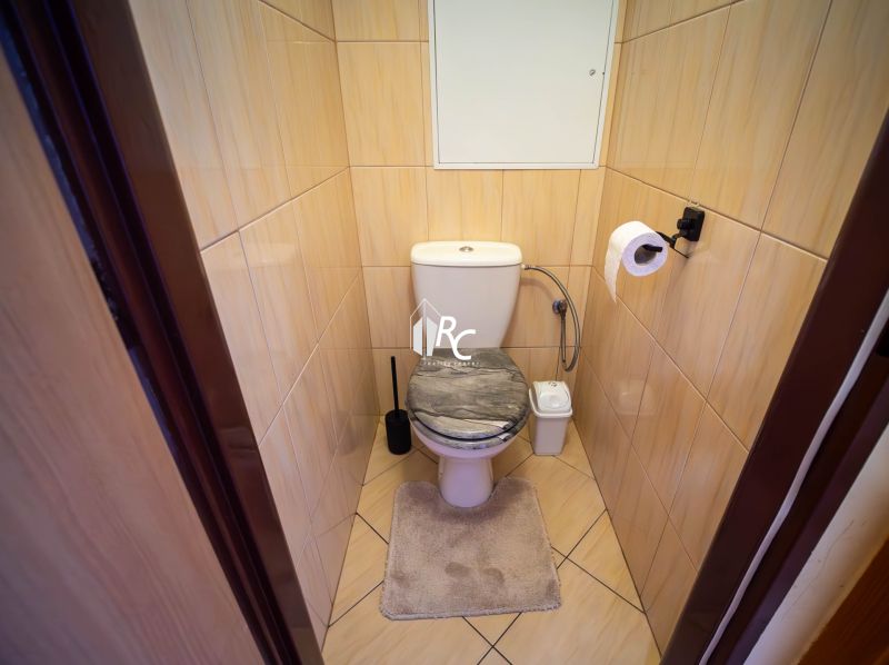 REZERVOVANÉ Turany 3 izbový byt na predaj - Čiastočne prerobený/skvelá - Toaleta s dlažbou a vybavením v 3-izbovom byte so svetlými obkladačkami.