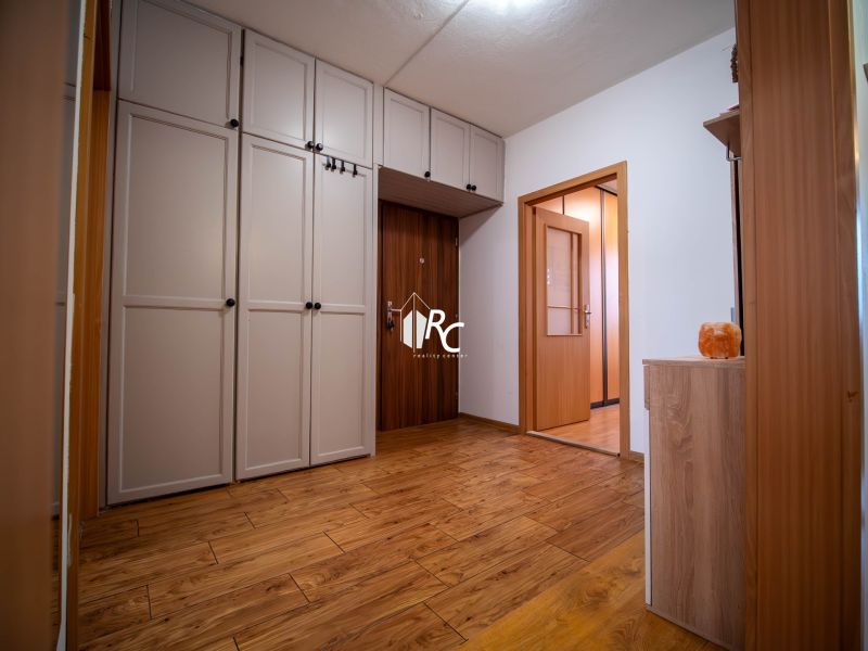 REZERVOVANÉ Turany 3 izbový byt na predaj - Čiastočne prerobený/skvelá - Vstavané skrine a podlaha s dreveným dekorom v 3-izbovom byte.