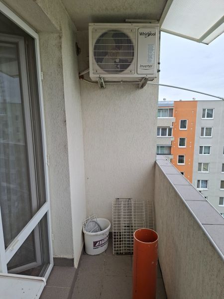 Predaj 2-izbového bytu, T. Vansovej, T. Vansovej, Nové Zámky - Balkón s klimatizáciou na 2-izbovom byte na ulici T.Vansovej v Nových Zámkoch.
