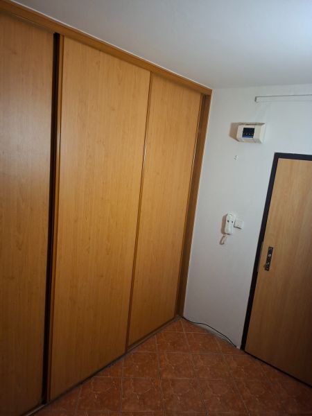 Predaj 2-izbového bytu, T. Vansovej, T. Vansovej, Nové Zámky - Vstavaná skriňa v predsieni s podlahou s dreveným dekorom v 2-izbovom byte.