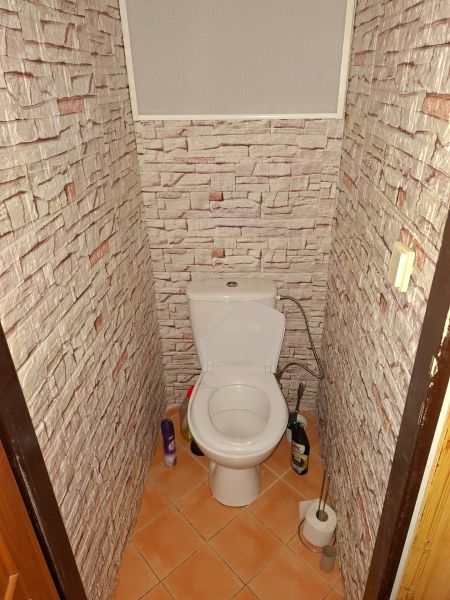 Predaj 2-izbového bytu, T. Vansovej, T. Vansovej, Nové Zámky - Kúpeľňa s WC a stenami s dekorom tehlového múru v 2-izbovom byte.