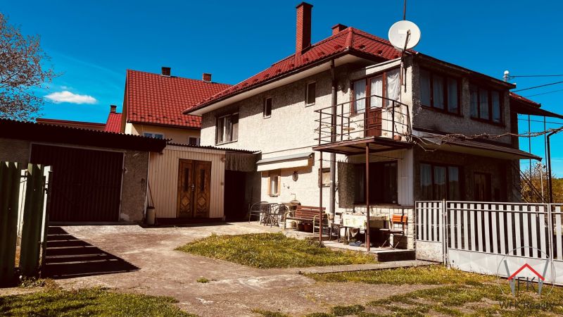 PREDAJ: Rodinný dom v srdci rekreačnej oblasti Domaša – Nová Kelča - Rodinný dom v Novej Kelči, Nová Kelča s dvorom, garážou a balkónom pod modrou oblohou.