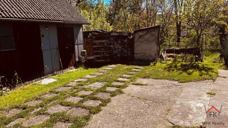 PREDAJ: Rodinný dom v srdci rekreačnej oblasti Domaša – Nová Kelča - Dvor pri rodinnom dome v Novej Kelči s garážou a kozubom na sklade dreva.