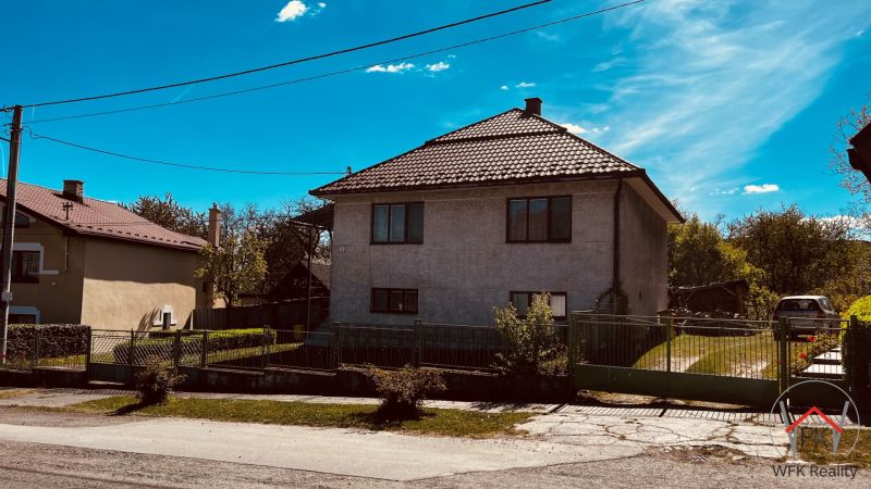 PREDAJ: Rodinný dom v srdci rekreačnej oblasti Domaša – Nová Kelča - Rodinný dom v Novej Kelči na ulici Nová Kelča obklopený zeleňou a autom.