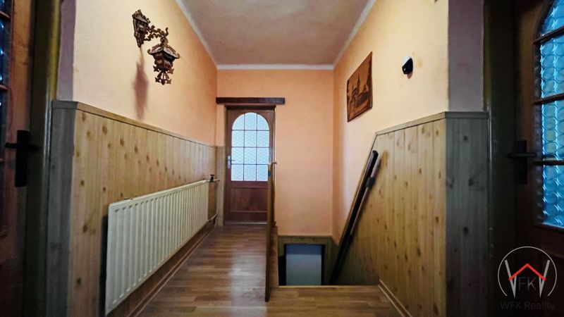 PREDAJ: Rodinný dom v srdci rekreačnej oblasti Domaša – Nová Kelča - Chodba s dreveným obkladom, podlahou s dreveným dekorom a schodiskom v rodinnom dome.