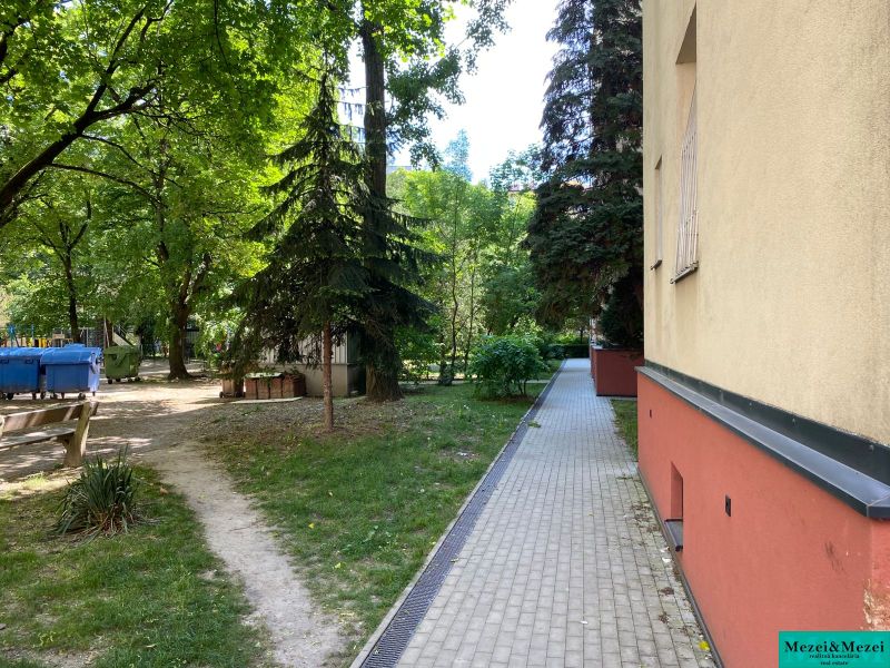Byt na rekonštrukciu v centre Bratislavy – výborný projekt - Pokojné prostredie s chodníkom a zeleňou pri Legionárskej ulici v Bratislave.