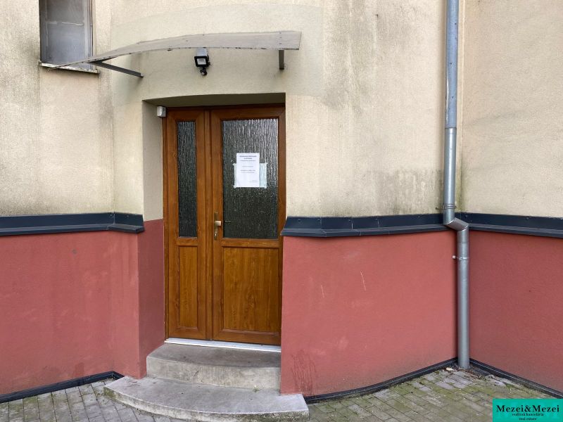 Byt na rekonštrukciu v centre Bratislavy – výborný projekt - Vchodové dvere do bytového domu na Legionárskej ulici v Bratislave.