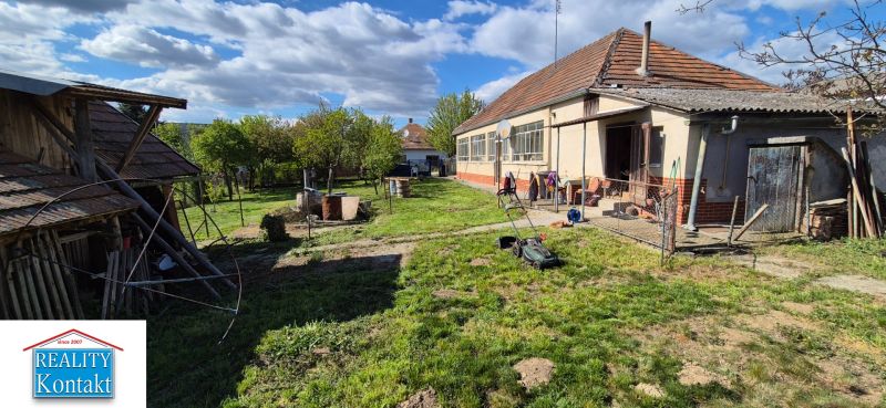 Na predaj vidiecky dom v Dedinke 3+1 s pozemkom 3150m2  - Rodinný dom v Dedinke so záhradou, trávnatou plochou a prístreškom na náradie.