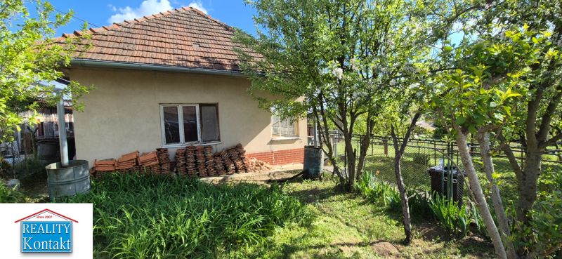 Na predaj vidiecky dom v Dedinke 3+1 s pozemkom 3150m2  - Rodinný dom v Dedinke s predzáhradkou a kvetinovým záhonom.