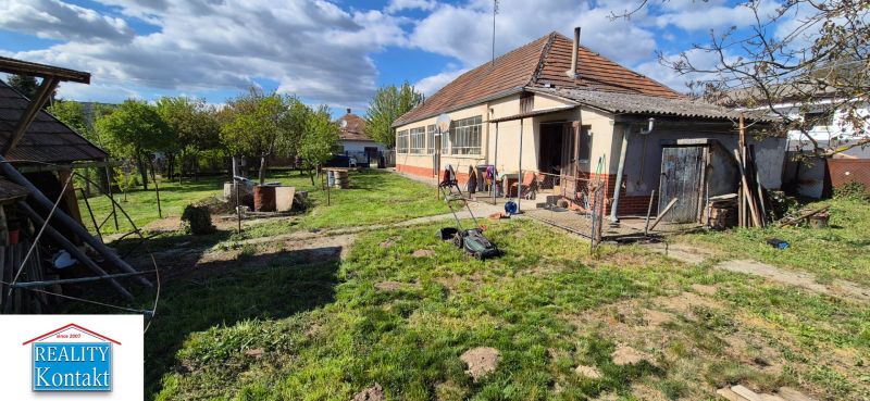 Na predaj vidiecky dom v Dedinke 3+1 s pozemkom 3150m2  - Žiadna Dedinka: Rodinný dom so záhradou a prístavbou, s kosiačkou na trávniku.