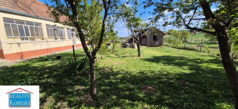 Na predaj vidiecky dom v Dedinke 3+1 s pozemkom 3150m2  - Rodinný dom v Dedinke s presklenenou verandou, záhradou a drevenou stavbou na dvore.