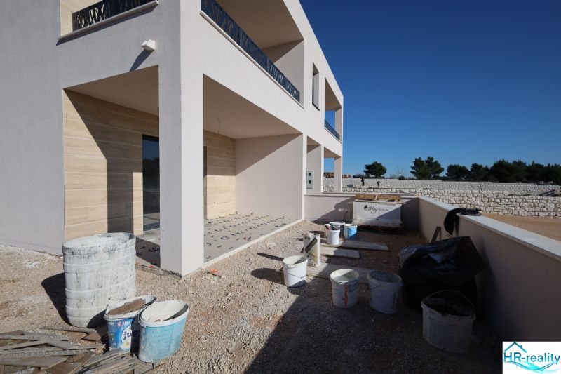 Vodice(HR)-3-izbový byt 81 m2 so záhradou - Rekreačný apartmán vo Vodiciach počas výstavby, s terasou a stavebným materiálom okolo.