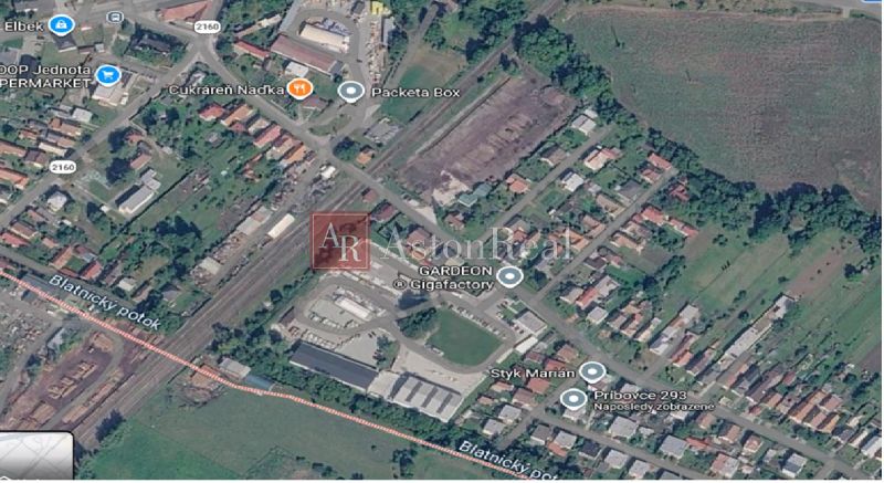  Predaj:Rod. Dom s pozemkom 368m2 v Príbovciach  - Letecká fotografia areálu a rodinných domov v časti mesta Martin, zameraná na infraštruktúru.