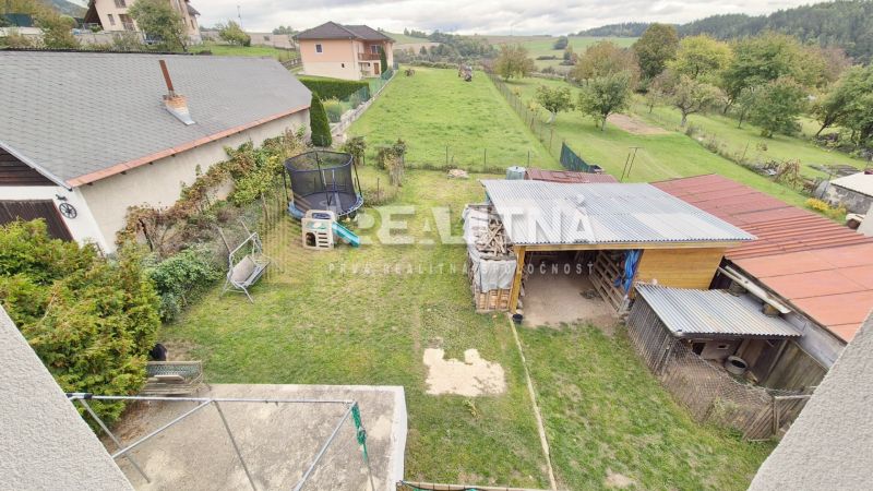 POSCHODOVÝ RODINNÝ DOM V PODKONICIACH, 300M2 - Rodinný dom v Podkoniciach má veľký dvor so záhradou, trampolínou a prístreškom.