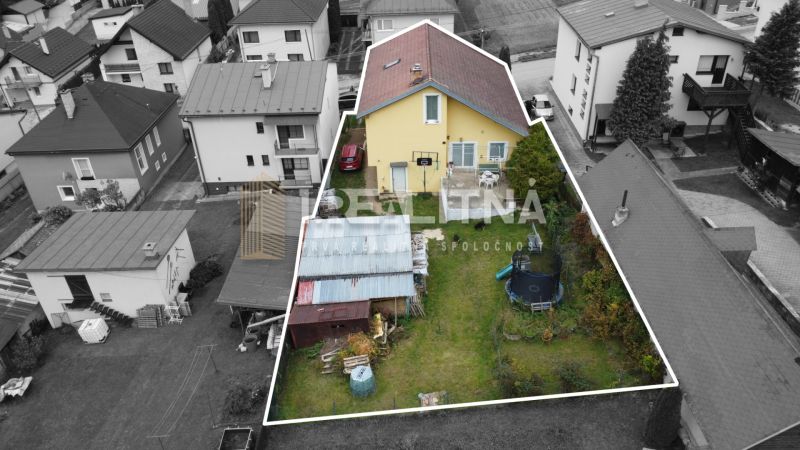 POSCHODOVÝ RODINNÝ DOM V PODKONICIACH, 300M2 - Rodinný dom v Podkoniciach so záhradou, terasou a trampolínou, obklopený ďalšími domami.