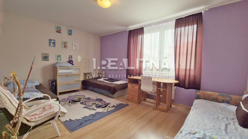 POSCHODOVÝ RODINNÝ DOM V PODKONICIACH, 300M2 - Detská izba s farebným kobercom, posteľami, stolom a podlahou s dreveným dekorom v rodinnom dome.