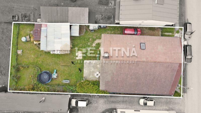 POSCHODOVÝ RODINNÝ DOM V PODKONICIACH, 300M2 - Rodinný dom v Podkoniciach s dvormi, trávnikom, trampolínou a zaparkovanými autami.
