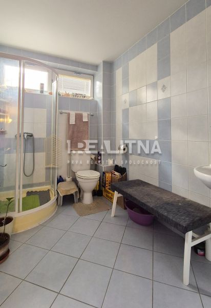 POSCHODOVÝ RODINNÝ DOM V PODKONICIACH, 300M2 - Kúpeľňa v rodinnom dome s kachličkami, sprchovým kútom a toaletou.
