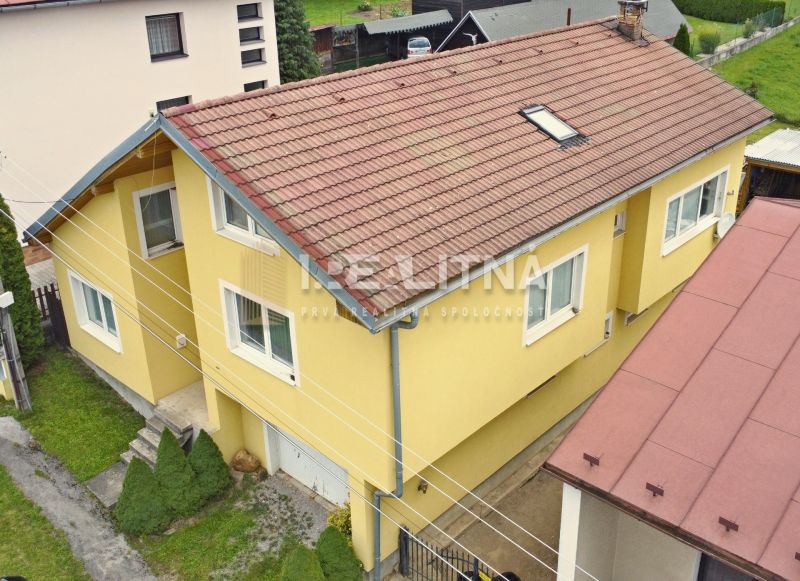 POSCHODOVÝ RODINNÝ DOM V PODKONICIACH, 300M2 - Rodinný dom v Podkoniciach s červenou strechou a žltou fasádou.