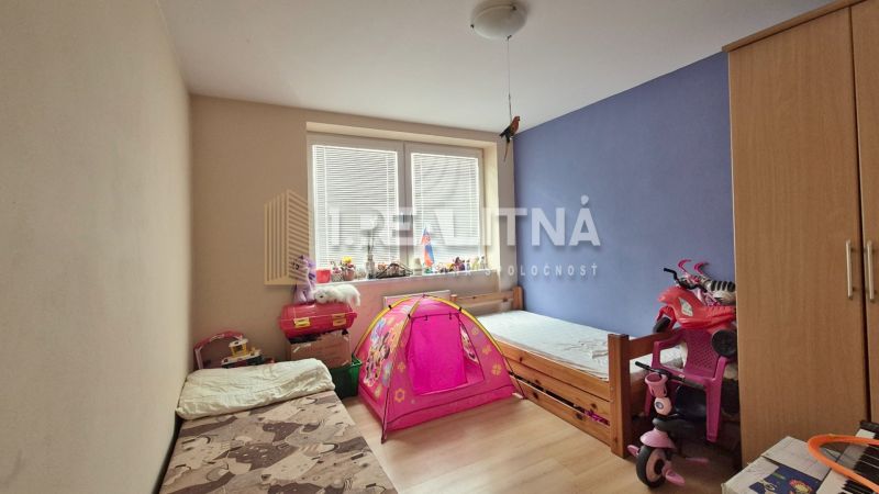 POSCHODOVÝ RODINNÝ DOM V PODKONICIACH, 300M2 - Detská izba s podlahou s dreveným dekorom a farebným stanom, Rodinný dom.