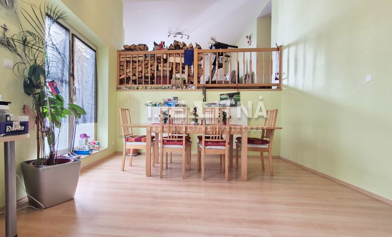 POSCHODOVÝ RODINNÝ DOM V PODKONICIACH, 300M2 - Jedálenský kút s drevenými stoličkami, veľkým oknom a podlahou s dreveným dekorom.