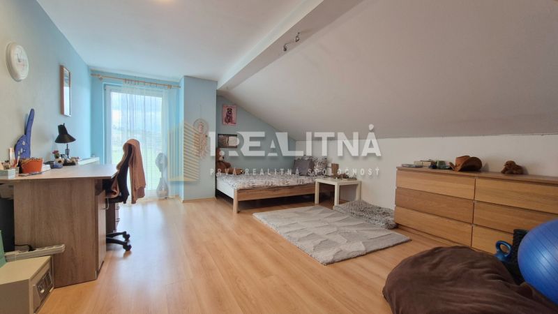 POSCHODOVÝ RODINNÝ DOM V PODKONICIACH, 300M2 - Detská izba v rodinnom dome s podlahou s dreveným dekorom a pracovným stolom.