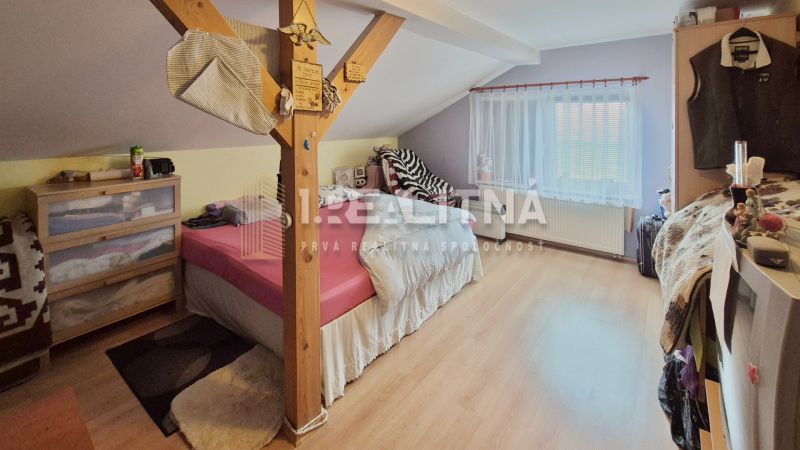 POSCHODOVÝ RODINNÝ DOM V PODKONICIACH, 300M2 - Spálňa v rodinnom dome s podlahou s dreveným dekorom, posteľou a skriňou.