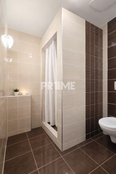 Slnečný 2i byt s loggiou, garáž, pivnica, novostavba, Stromová-Kramáre - Kúpeľňa s jednoduchým sprchovacím kútom a toaletou v 2-izbovom byte.
