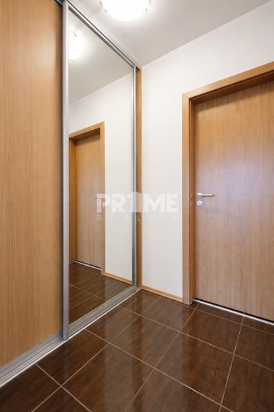 Slnečný 2i byt s loggiou, garáž, pivnica, novostavba, Stromová-Kramáre - Vstupná chodba v 2-izbovom byte s podlahou s dreveným dekorom a zrkadlovou skriňou.