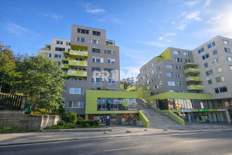 Slnečný 2i byt s loggiou, garáž, pivnica, novostavba, Stromová-Kramáre - Bytový dom na Stromovej ulici v Bratislave - Novom Meste s obchodnými priestormi.