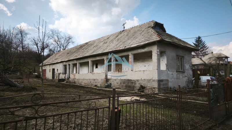 RD na rekonštrukciu na ul Tučekova vo V. Krtíši. - Rodinný dom na Tučekovej ulici vo Veľkom Krtíši so starou strechou a záhradou.