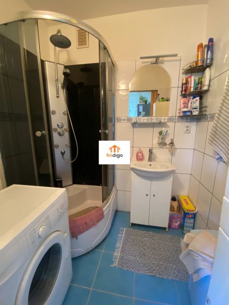 PRENÁJOM - 3-izbový byt - sídlisko Váh, Šaľa - Kúpeľňa s práčkou v 3-izbovom byte, sprchovací kút a umývadlo s úložným priestorom.