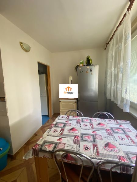 PRENÁJOM - 3-izbový byt - sídlisko Váh, Šaľa - Kuchyňa v 3-izbovom byte s jedálenským stolom a chladničkou, podlaha s dreveným dekorom.