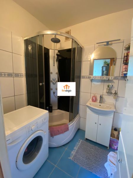 PRENÁJOM - 3-izbový byt - sídlisko Váh, Šaľa - Kúpeľňa v 3-izbovom byte s práčkou, sprchovým kútom a zrkadlom s umývadlom.